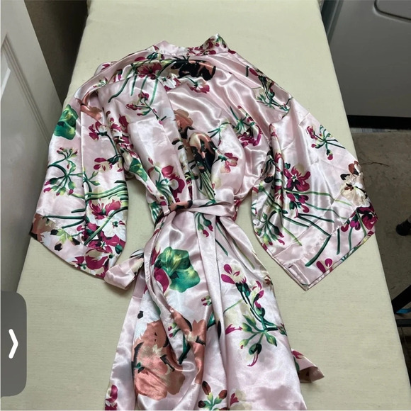 Ms. Lovely M/L floral satin robe with pockets - Picture 8 of 10